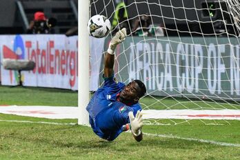 Owonoren geldiketa Sierra Leonako Kamararen penalti jaurtiketan.