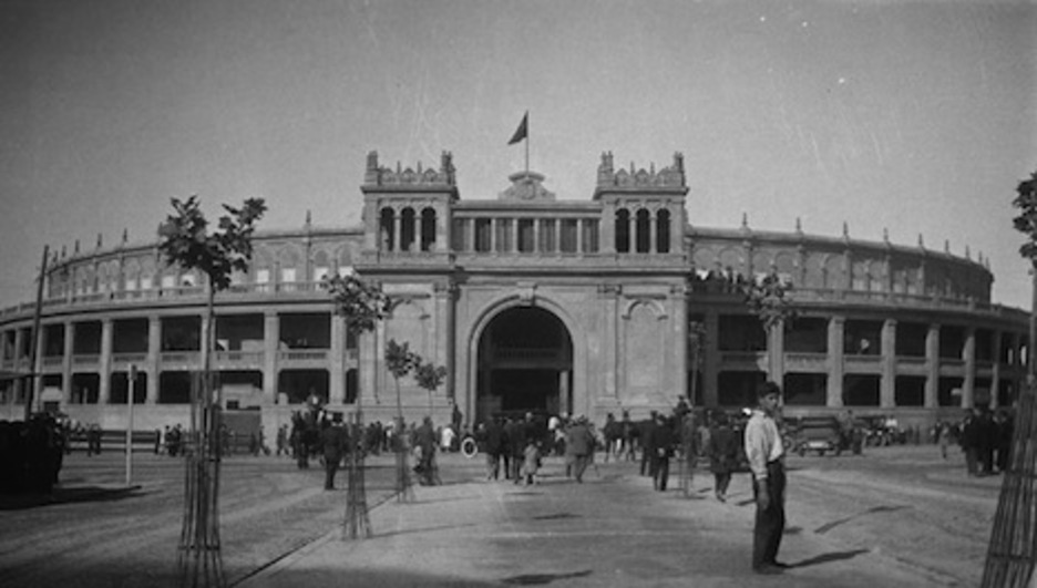 Exterior de la plaza de toros de Iruñea en 1930.