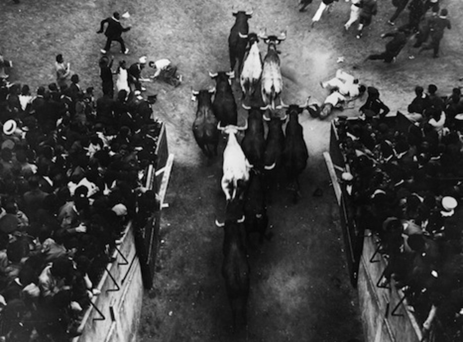 Entrada a la plaza de la manada en un encierro de 1923.