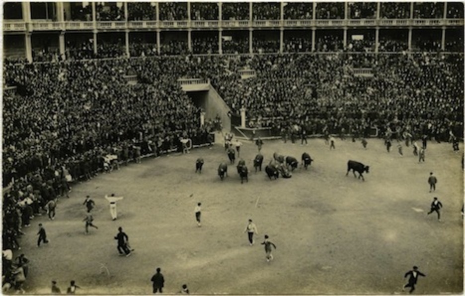 La torada en una plaza a rebosar en un encierro de 1923.