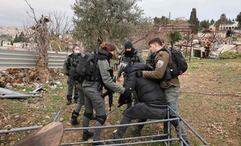 La Policía israelí expulsa a un hombre de la zona en la que estaba la casa de los Salhiya, ahora reducida a escombros. 