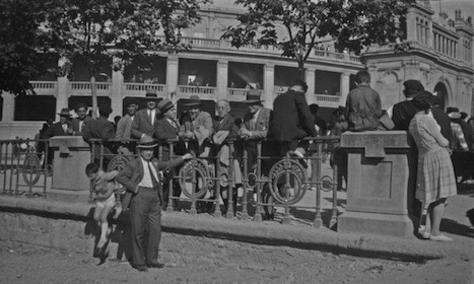 Espectadores en los alrededores de la plaza en 1930.