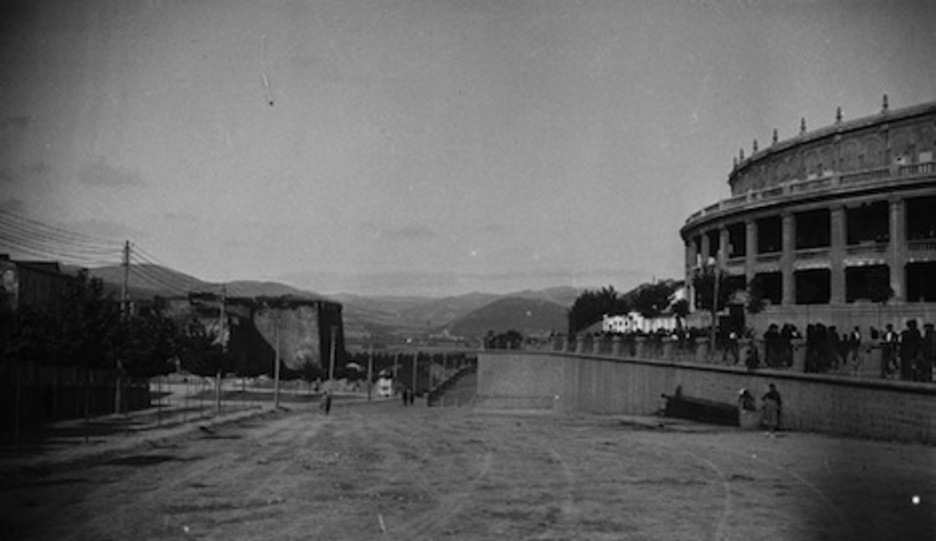 La bajada de Labrit en 1930, con la plaza a la derecha.