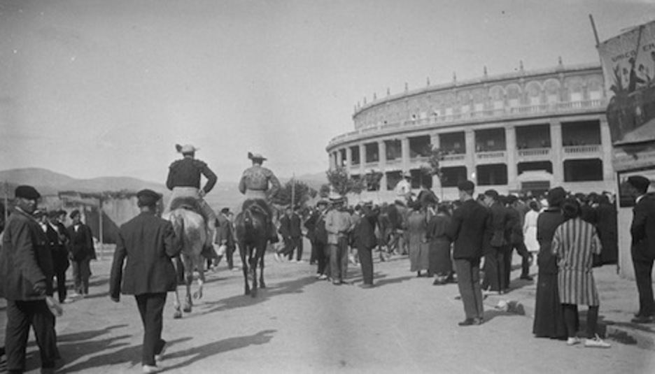 Dos picadores se dirigen a la plaza montados en sus caballos en 1930.