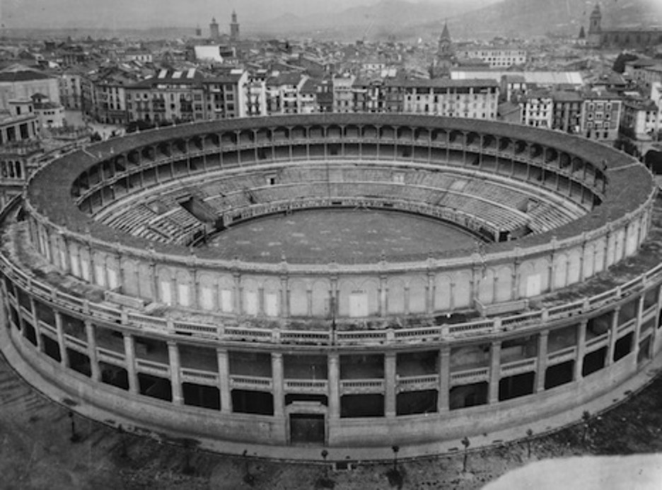 La plaza de toros en 1936, treinta años antes de la ampliación que cambiaría su aspecto superior.