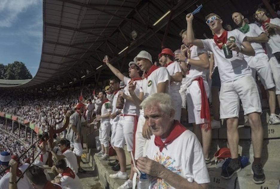 Colorista imagen de la plaza de toros en los sanfermines de 2018.