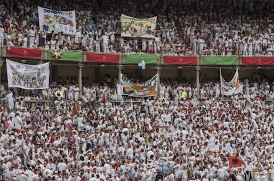 Las peñas siguen mostrando sus pancartas y su alegría en la plaza como hace cien años.