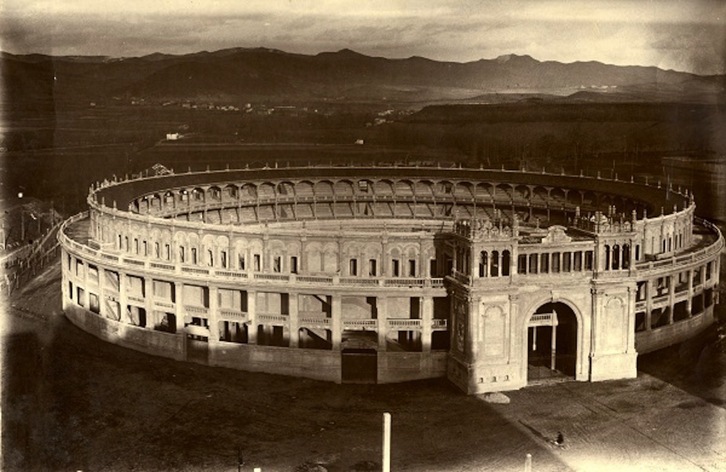 Imagen de la plaza de toros de Iruñea en los años 30.