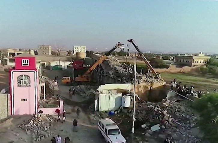 Imagen de la televisión yemení de las grúas operando sobre el edificio destruido.