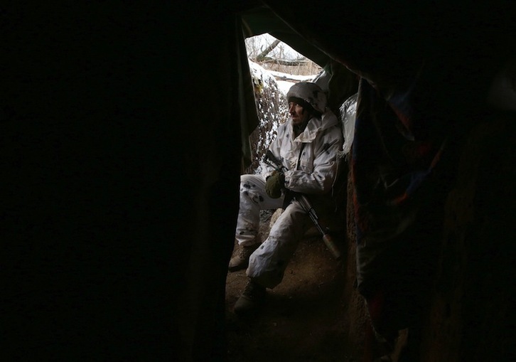 Un soldado ucraniano en la línea de frente de la guerra contra los rebeldes del Donbás.