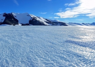 Izotz urdinez osatutako eremu bat Patriot Hillsen, Mendebaldeko Antartikan. 