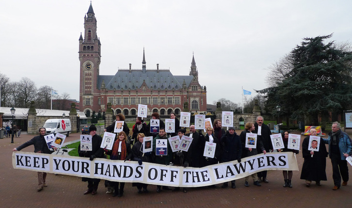Movilización el 24 de enero de 2016 en La Haya. Aquella edición estuvo centrada en denunciar la situación de vulnerabilidad y ataques a abogados y personas dedicadas al ámbito de la abogacía en Honduras. 