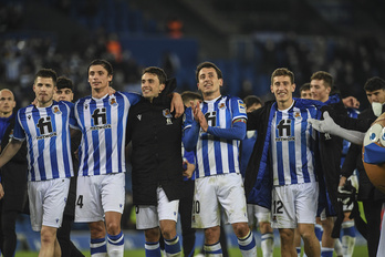 Aihen, a la derecha en la celebración de la victoria del miércoles, causa baja por lesión y Guevara, en el centro, seguirá como titular.