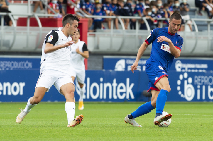 Obi se lleva el balón ante Pedro Díaz durante el partido que enfrentó a Amorebieta y Sporting en Lezama en la primera vuelta.