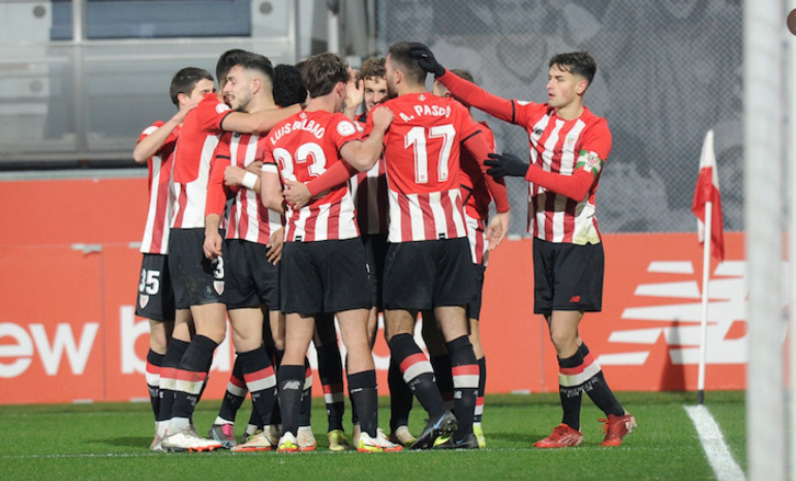 Jugadores del Bilbao Athletic celebran el gol de Paredes.