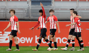 Jugadores del Bilbao Athletic celebran el gol de Paredes.