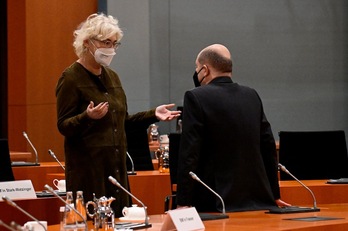 La ministra alemana de Defensa, Christine Lambrecht, departe con el canciller, Olaf Scholz.
