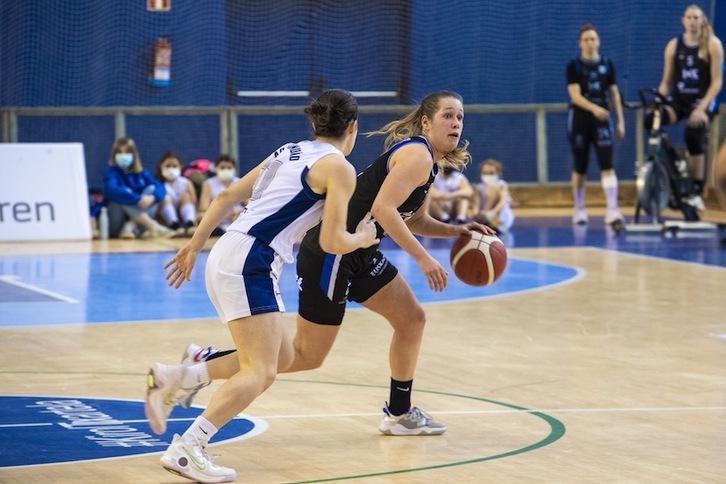 Laura Cornelius, giltzarri izan da bere talde ohiaren aurka, IDK Euskotrenek euskal derbia eramateko.