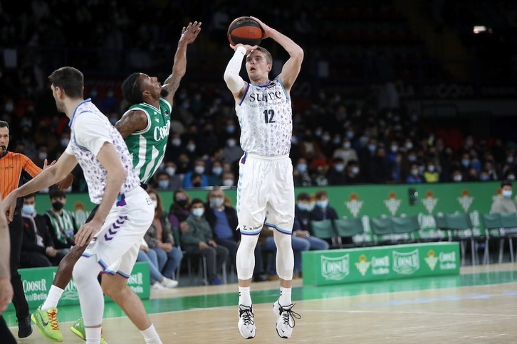 La explosión anotadora de Ludde Hakanson ha liderado a Bilbao Basket hasta el triunfo en Sevilla.
