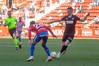 Unzueta se dispone a golpear el balón ante Pablo García.