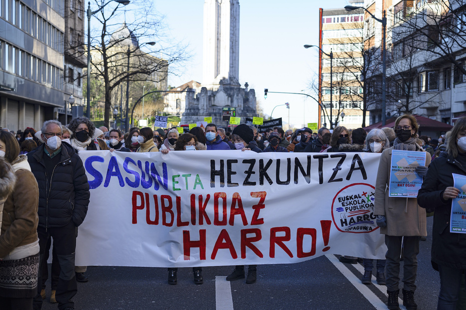 Pancarta en apoyo a la sanidad y a la educación pública en Bilbo.