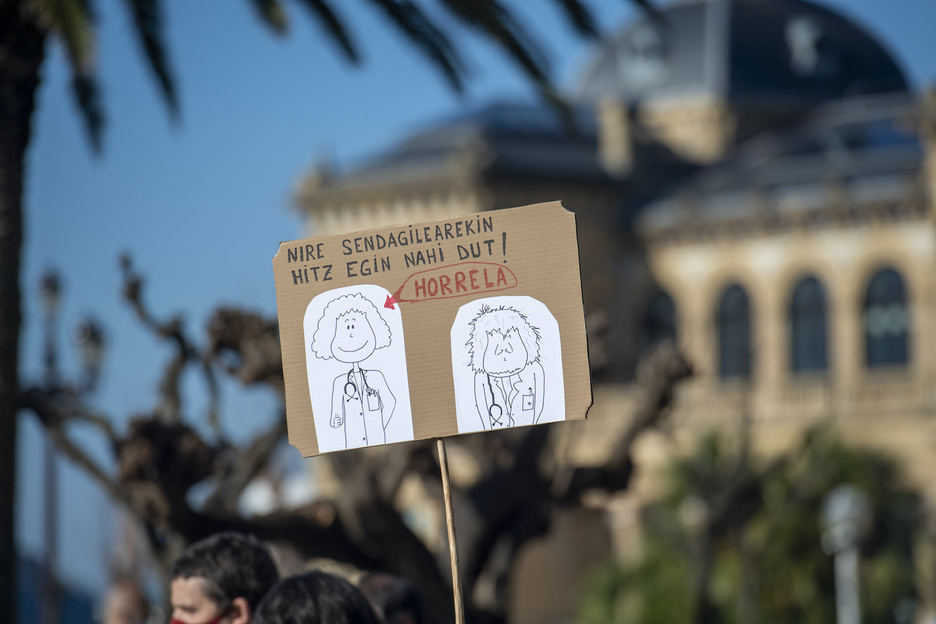 Alguno de los carteles vistos en la marcha de Donostia.