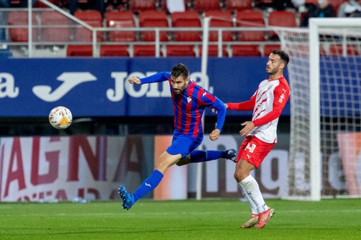 Venancio, que ya entró en la última convocatoria, despeja un balón durante la visita del Almería a Ipurua.