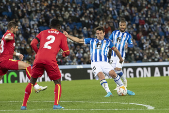 Oyarzabal busca el disparo en una de las pocas ocasiones del partido.