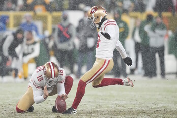 Robbie Gould, kicker de San Francisco, chuta bajo la nieve la patada decisiva para eliminar a Green Bay Packers. 