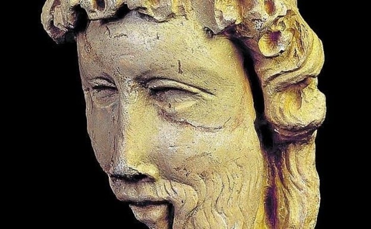 La cabeza del dios Baco que fue hallada en los restos de las termas romanas de Arkaia.