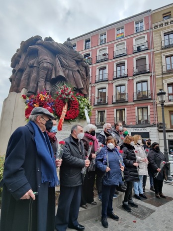 Representación del PCE frente al monumento dedicado a los Abogados de Atocha, en Madrid.
