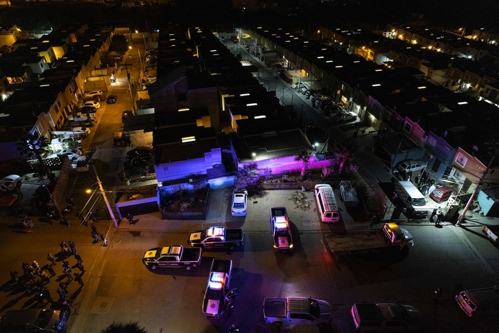 Imagen aérea en la que se observan las patrullas policiales que custodian el lugar donde han matado a Lourdes Maldonado, en Santa Fe, a las afueras de Tijuana (México).