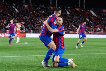 Expósito y Quique, autores de los goles azulgranas, celebran el 0-1.