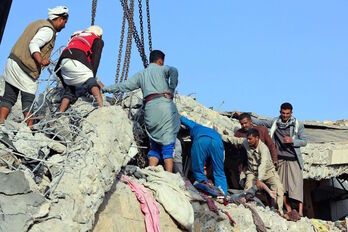 Yemeníes buscan restos en la prisión atacada por la coalición suní la semana pasada.