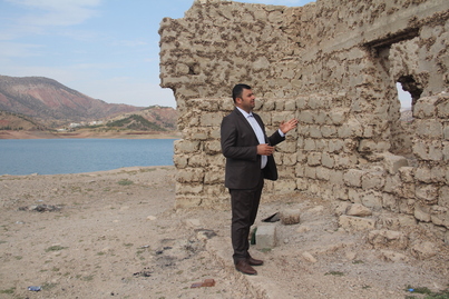 Farhad Mohamed, director de la presa de Dohuk, junto a los restos de lo que en su día fue la escuela de la desaparecida aldea de Gary Qaskura.