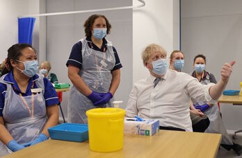 Boris Johnson visitó este lunes un centro de vacunación en el norte de Londres. 