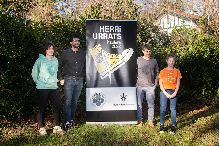 Herri Urrats elkartearen ordezkarien eta Seaskako lehendakariaren ondoan Amaia Ampo, 39. edizioko lelo eta irudiaren sortzailea.