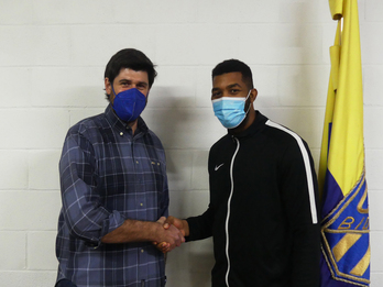 Gurutz Aginagalde Bidasoa-Irungo presidentea eta Dariel Garcia jokalaria.