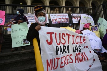 Una concentración reclama justicia para las mujeres Achí ante el Palacio de Justicia de Guatemala.