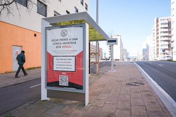 Imagen de uno de los carteles ya retirados de las marquesinas de Gasteiz.