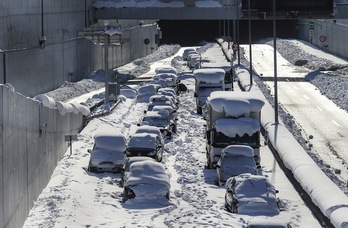 Las carreteras de Atenas, colapsadas por la nieve.