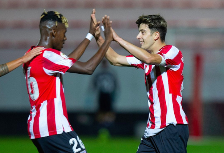 Nico Williams y Nico Serrano celebran un gol con el Bilbao Athletic la temporada pasada.