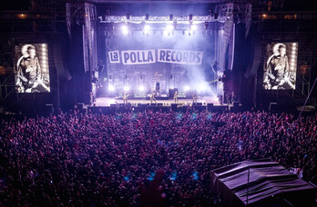 Evaristo y su grupo dándose un baño de multitudes.