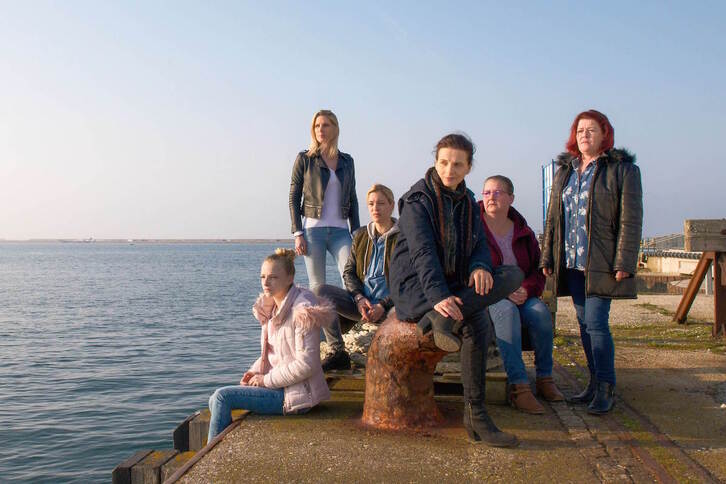 Juliette Binoche posa con el resto del reparto no profesional.