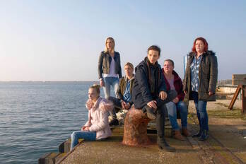 Juliette Binoche posa con el resto del reparto no profesional.