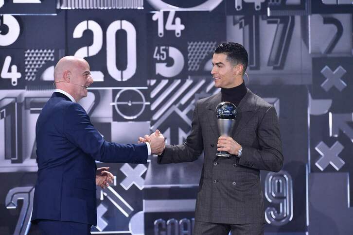 El presidente de la FIFA, Giovanni Infantino, junto al jugador Cristiano Ronaldo.