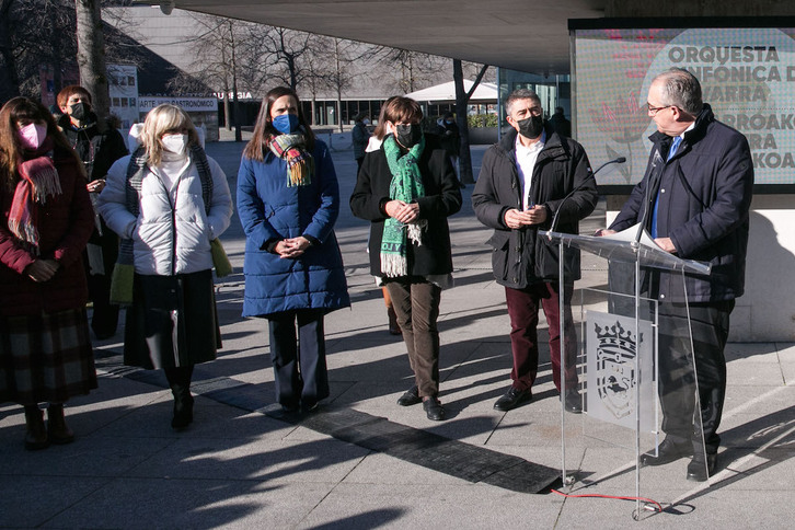 Enrique Maya, inaugurando el 24 de enero la placa de la Plaza de la Constitución, junto a Maite Esporrín (PSN), ediles de Navarra Suma y el presidente de Sociedad Civil Navarra, Eduardo López-Dóriga.