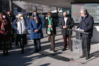Enrique Maya, inaugurando la placa de la Plaza de la Constitución, junto a Maite Esporrín (PSN), ediles de Navarra Suma y el presidente de Sociedad Civil Navarra, Eduardo López-Dóriga.