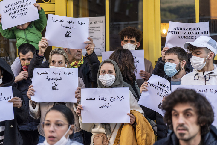 Miembros de Arratiako Harrera Sarea y Galdakaoko Elkarlaguntza Sarea en la rueda de prensa que ofrecieron el martes.