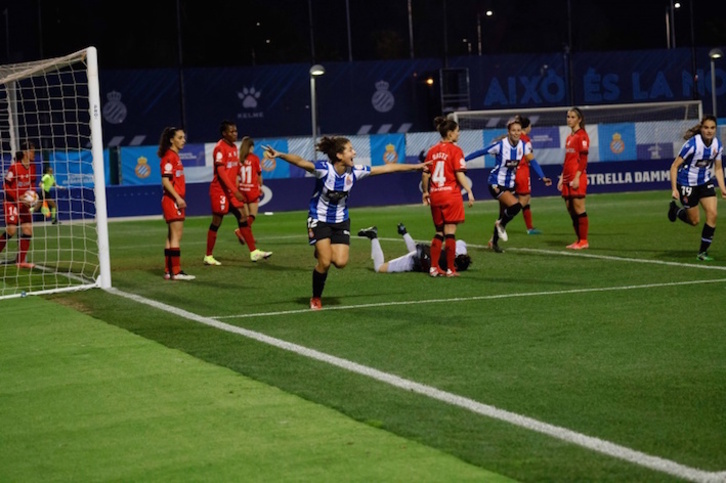 Manu Lareo celebra el primer gol del Espanyol, a la media hora de partido.